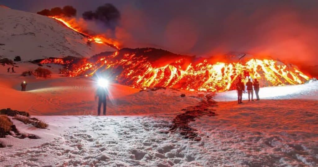 Imagini cu turiști schiind lângă lava vulcanului Etna, care este din nou activ. Autoritățile se plâng că oamenii îi ignoră.