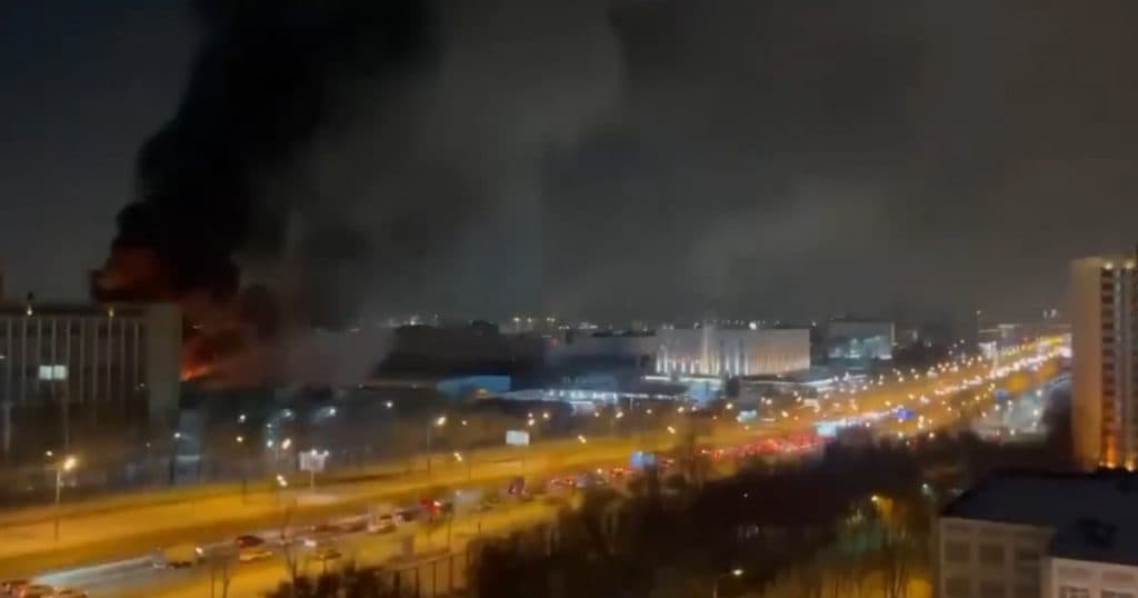Incendiu la Moscova: Institutul Lebedev cuprins de flăcări uriașe, în timp ce în interior s-au auzit explozii.
