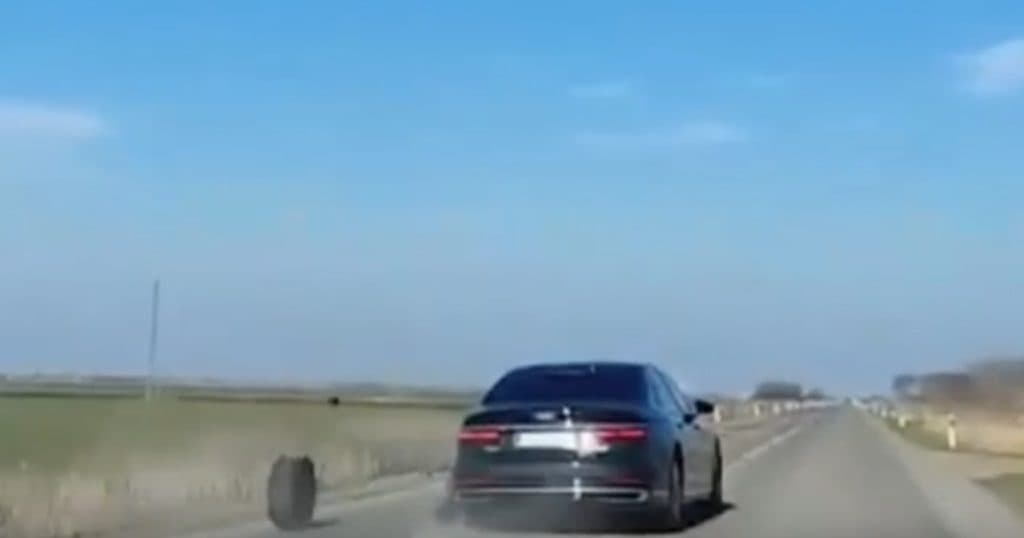 Momentul în care mașina președintelui Serbiei pierde o roată în timp ce se deplasează