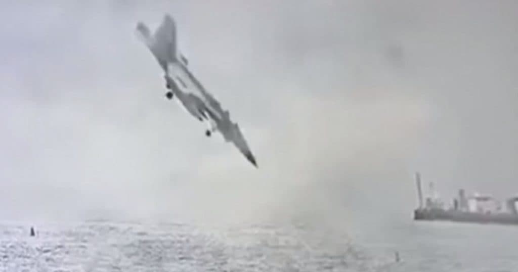 Momentul în care un avion de luptă american se prăbușește în Golful San Diego