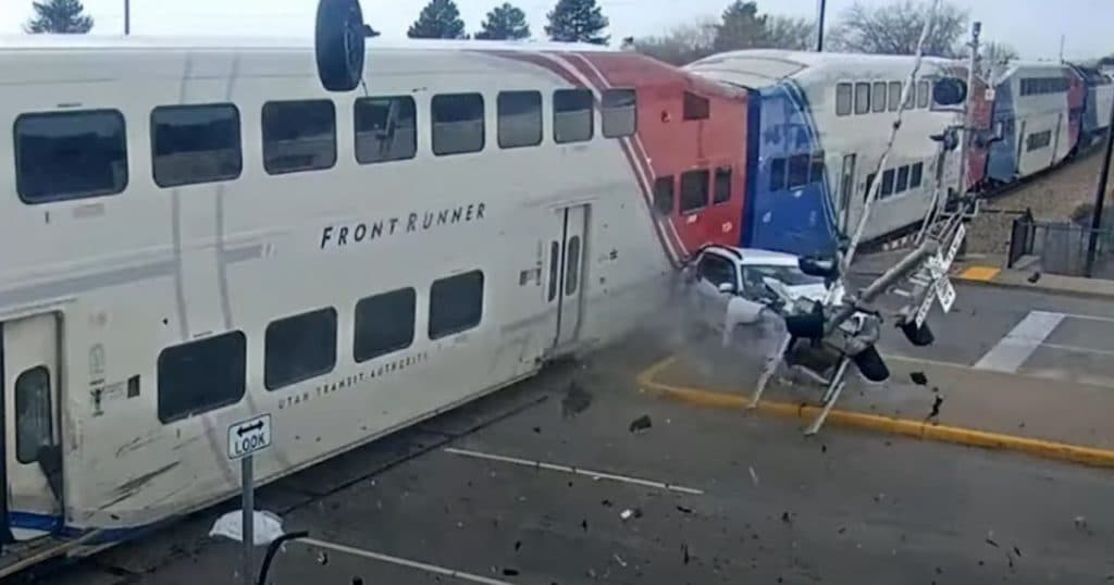 Momentul în care un tren lovește un SUV aflat pe șine, la câteva secunde după ce șoferul intră în panică și părăsește mașina.