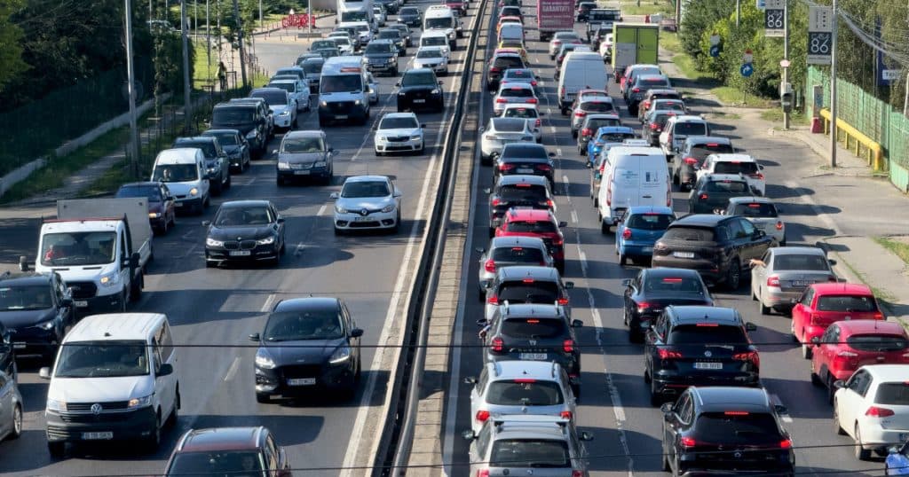 România, presată să implementeze taxa pe poluare: 8 din 10 șoferi români vor fi nevoiți să o achite.