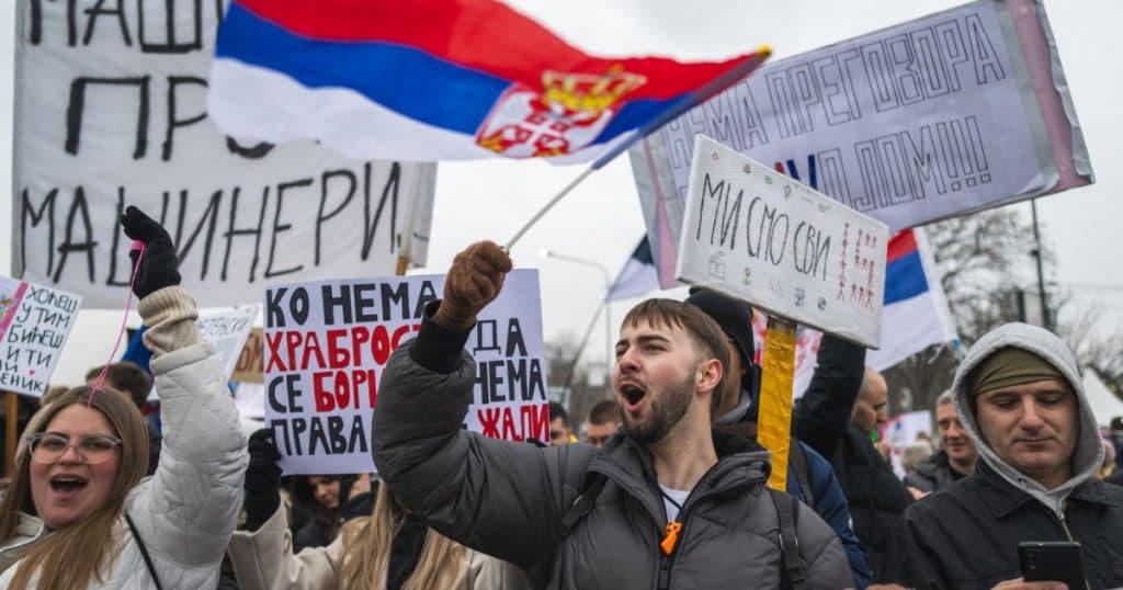 Sârbii protestează pe străzi cerând demisia președintelui Vucic. „E o revoluție”