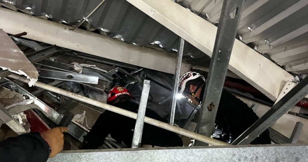 Tragedie în Peru: Trei persoane și-au pierdut viața, iar 74 au fost rănite în urma prăbușirii acoperișului unui mall. Căutările continuă.