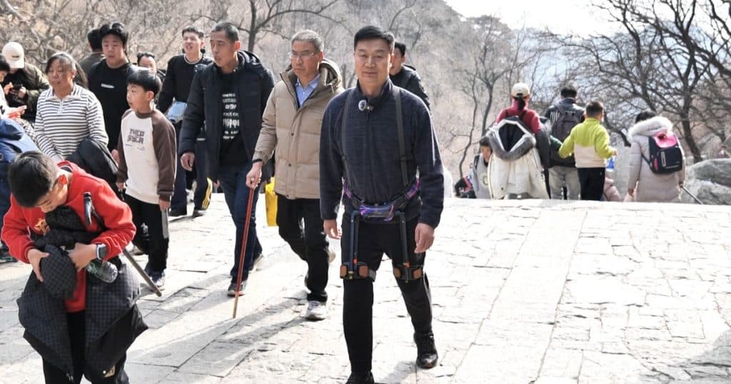Turiștii chinezi escaladează Muntele Tai cu ajutorul exoscheletelor robotizate.
