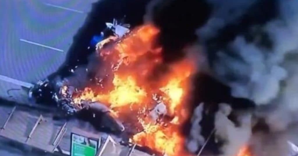 Un avion de mici dimensiuni s-a prăbușit peste un autobuz pe o stradă din Brazilia: două persoane au murit. Momentul exploziei a fost surprins.