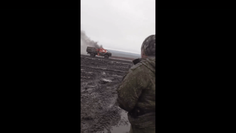 Un soldat rus observă un camion în flăcări care trece pe lângă el și înjură: „Ăsta e Uralul nostru”