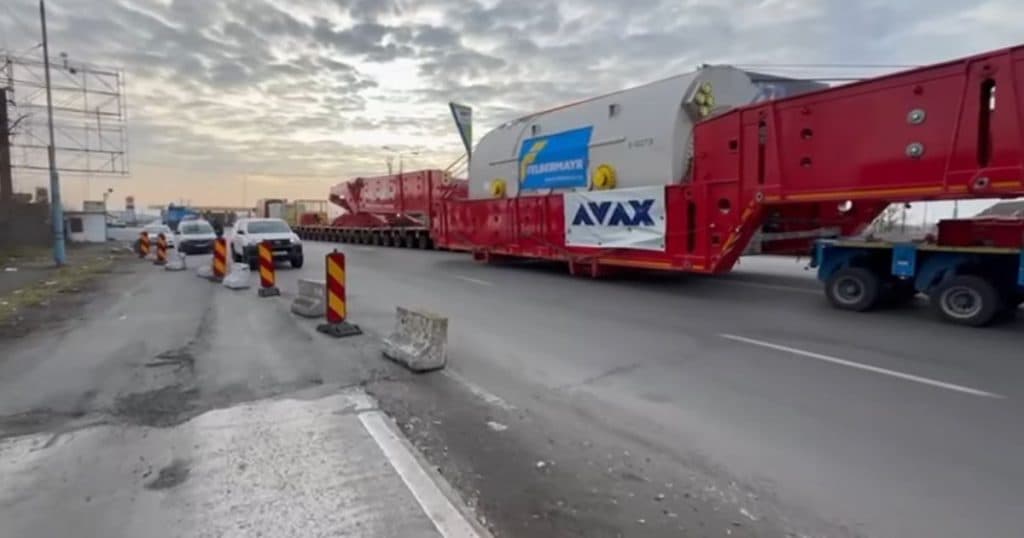 Un transport agabaritic record de aproape 800 de tone traversează România către Termocentrala Mintia.