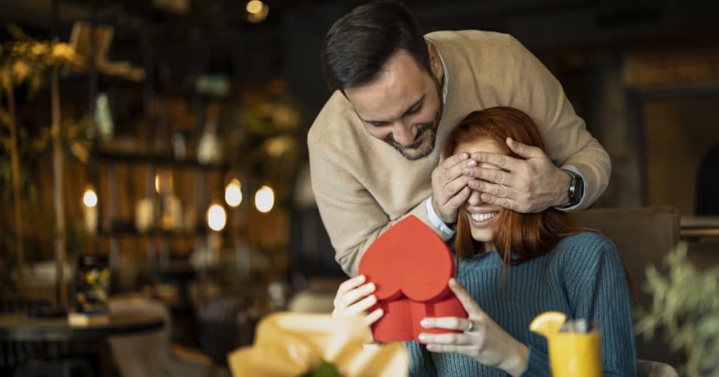 Valentine’s Day este mai scump anul acesta. Cu cât s-au scumpit bijuteriile, florile și ciocolata în ultimul an.