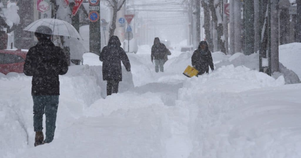 Japonia se confruntă cu zăpezi-record: în unele zone stratul a depășit trei metri, iar transportul și activitățile obișnuite sunt paralizate.