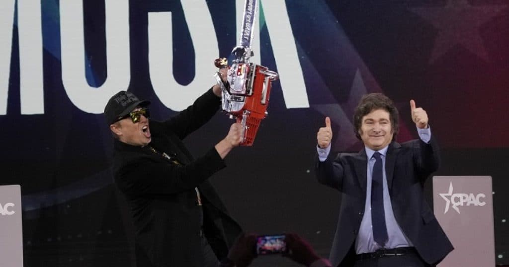 „Pentru birocrație”. Elon Musk a fluturat o drujbă deasupra capului la o conferință a conservatorilor.