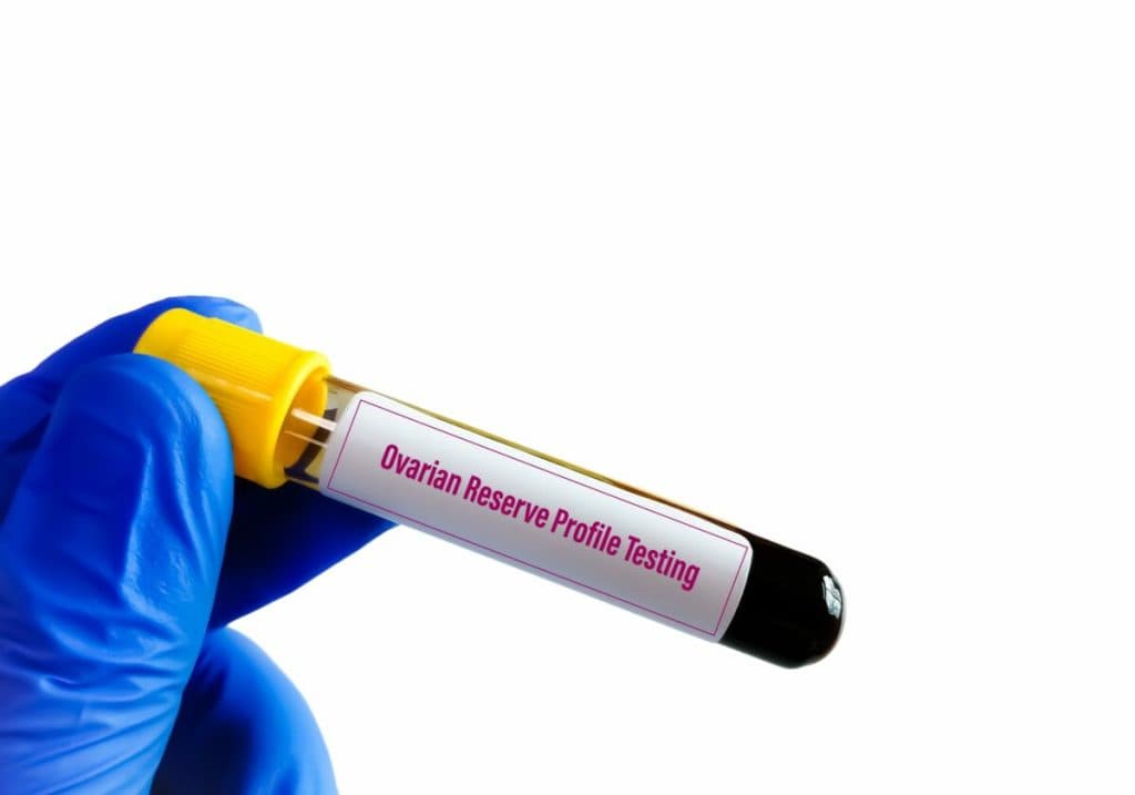 Patru hormoni esențiali care afectează rezerva ovariană și fertilitatea feminină.