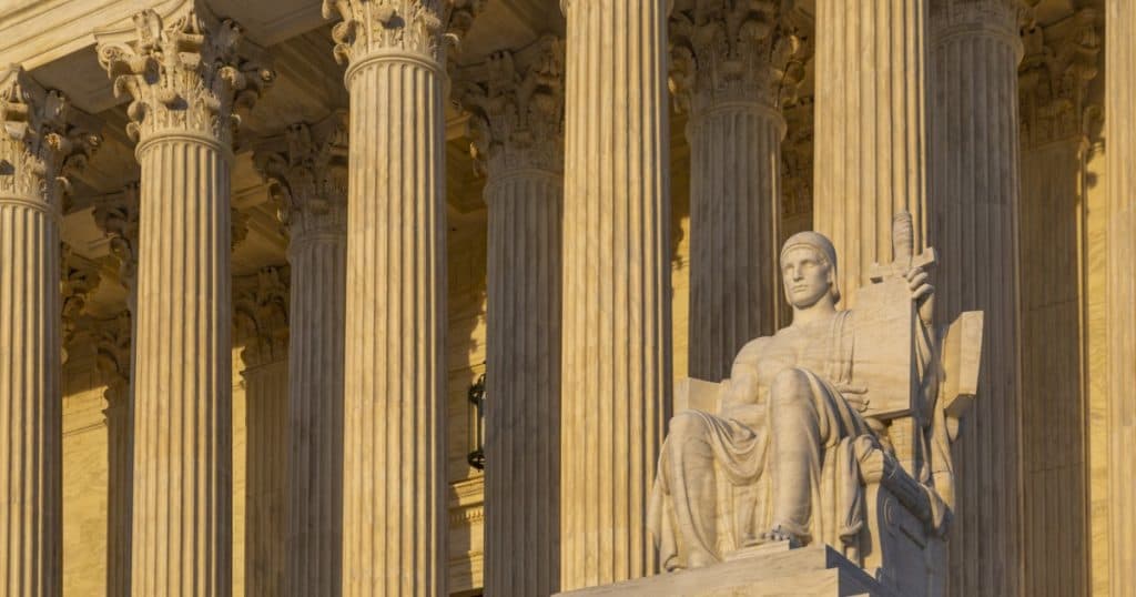 Administrația Trump solicită Curții Supreme să oprească decizia care readuce în funcție mii de angajați federali concediați.