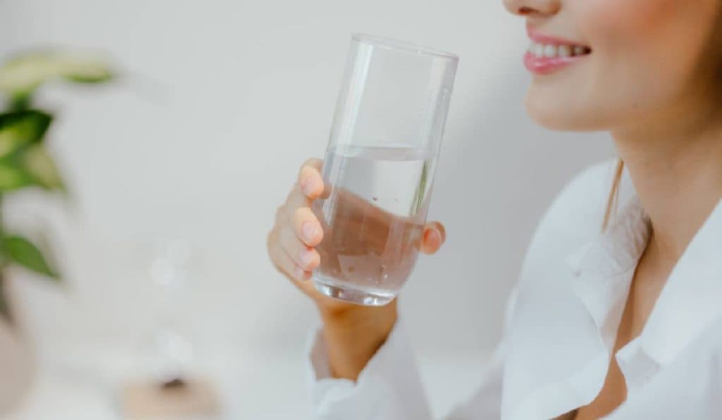 Apa stimulează într-adevăr metabolismul? Adevărul despre hidratare