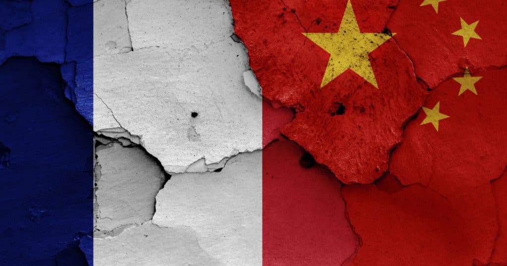 Beijingul caută o apropiere de Paris din cauza „unilateralismului și revenirii la legea junglei”. Ministrul de externe francez se deplasează în China.
