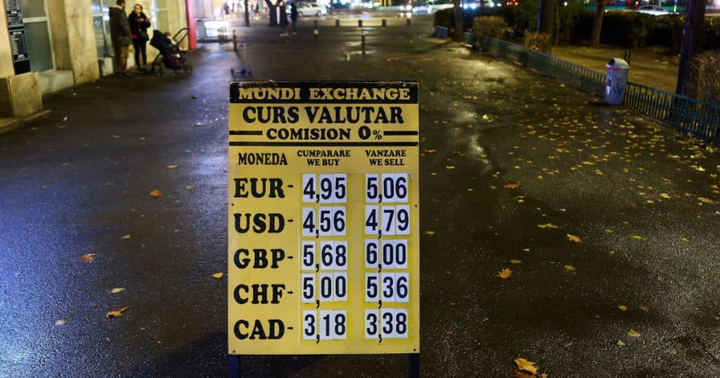 BNR: Luni, leul a înregistrat o depreciere față de euro și dolarul american.