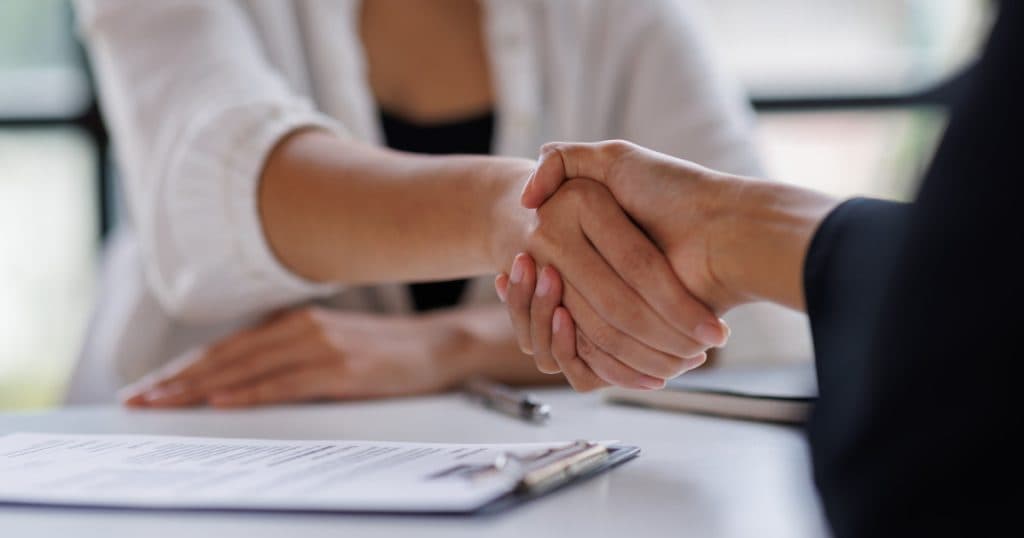 Avantajele angajatorilor care recrutează persoane afectate de violență sau trafic de persoane