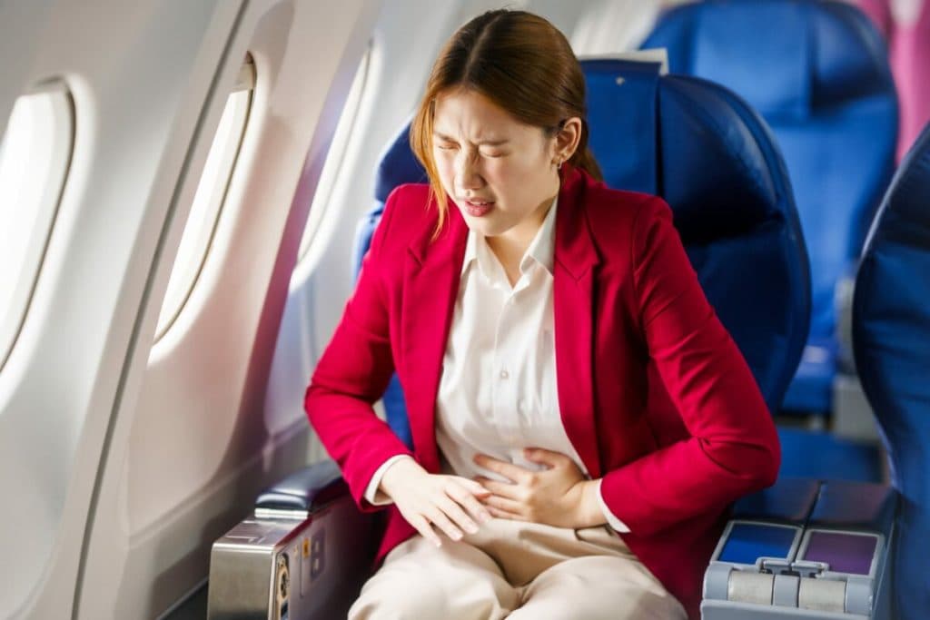Ce se întâmplă în stomac atunci când călătorești cu avionul. Explicația pentru balonare și gaze.
