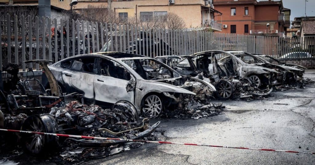 Cel puțin 17 mașini distruse de foc la un showroom Tesla din apropierea Romei. Incendierea deliberată nu este exclusă.