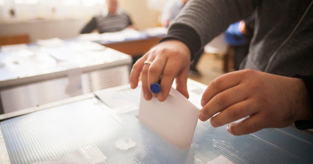 Aspectul buletinelor de vot pentru primul tur al alegerilor prezidențiale din 4 mai: 11 candidați înscriși.