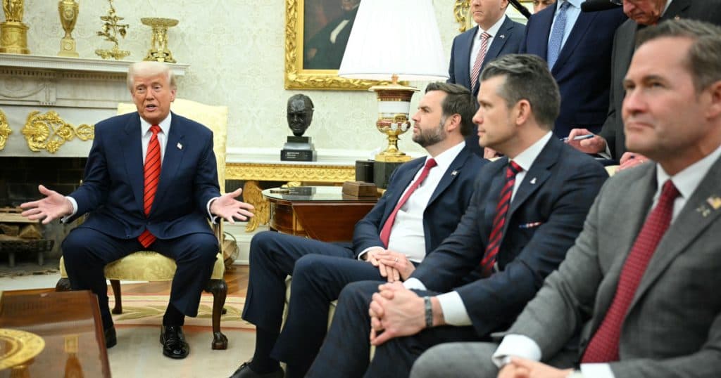 Informațiile personale ale principalilor consilieri de securitate ai lui Donald Trump au fost publicate online.
