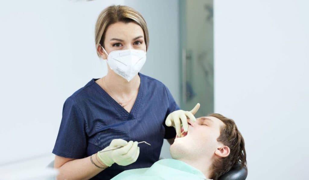 Cauzele îngălbenirii dinților: 5 motive frecvente explicate de Dr. Sorina Stroe
