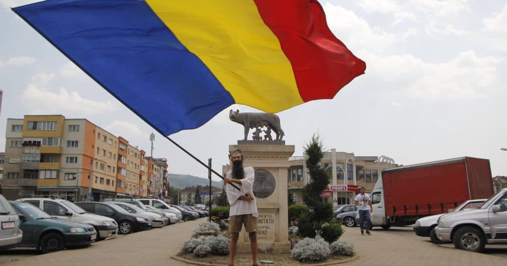 După externarea din psihiatrie, Stegarul Dac s-a urcat într-un copac lângă arestul poliției, după incidentul cu macara.