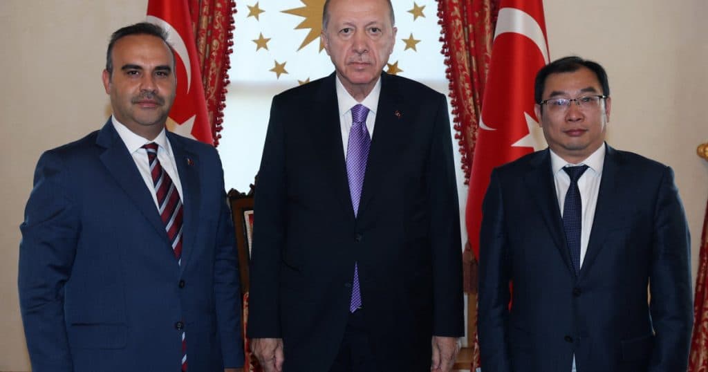 Erdogan declară o investiție de un miliard de dolari din partea unui brand auto de renume din China, dar oficialii chinezi contestă această afirmație.