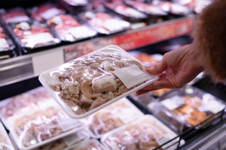 Este sigur să consumi carne din ambalaje umflate? Informații esențiale pentru siguranța ta.