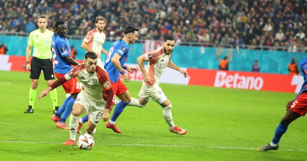 FCSB a fost învinsă de Olympique Lyon în prima manșă a optimilor de finală ale Europa League. Golul echipei campioane a României a fost marcat de Băluță.
