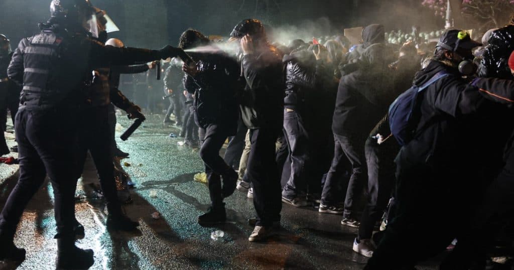 A cincea noapte de proteste masive în Turcia. Forțele de ordine au recurs la gaze lacrimogene, gloanțe de cauciuc și tunuri cu apă.