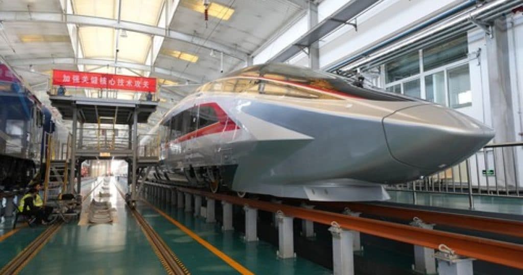 Cum arată cel mai rapid tren de mare viteză din lume, aflat în teste la Beijing, capabil să atingă viteza de 450 km/h.
