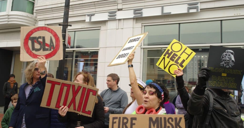 Elon Musk, ținta protestelor din SUA și Canada. Oamenii îl acuză că a desființat mii de posturi federale prin agenția DOGE.