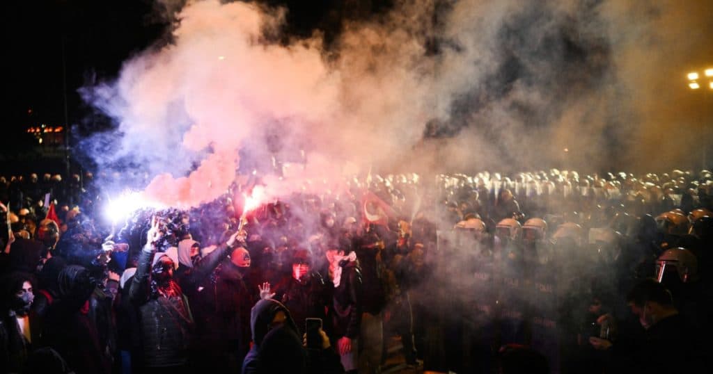 Erdogan acuză o „mișcare de violență” pe străzile Istanbulului după arestarea primarului. A șasea seară de proteste.