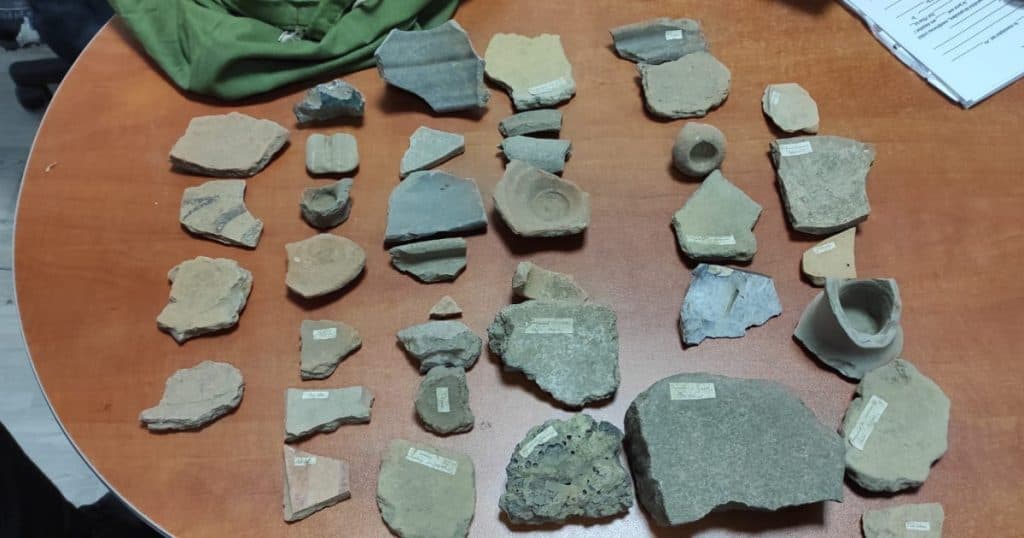 Femeie din Iași, surprinsă în timp ce vindea în talcioc vestigii arheologice din perioada dacică la prețuri între 3 și 5 lei.
