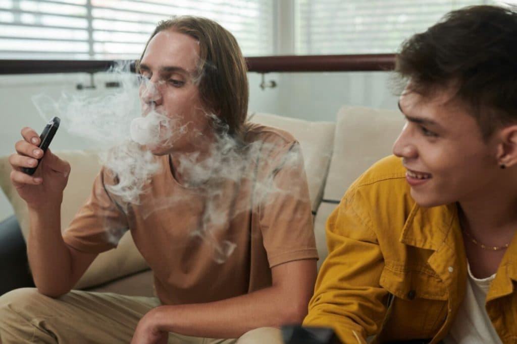 Impactul vapingului asupra sănătății dentare. Riscurile „limbii de vape” și alte complicații orale.