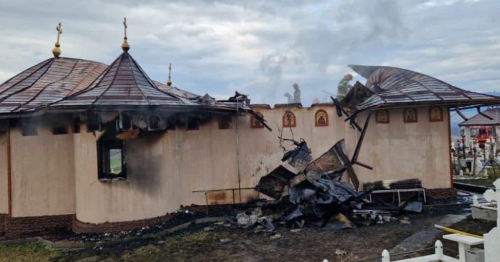 Incendiu devastator la o biserică din Bacău; preotul paroh a fost internat în spital.