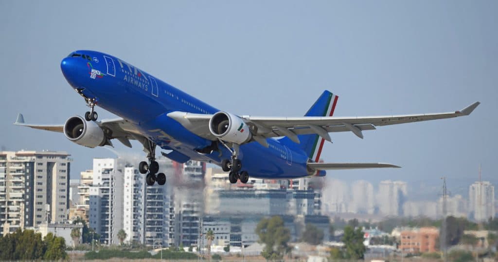 Incident pe aeroportul din Tel Aviv: un avion a fost deviat la sosire din cauza a două rachete trase din Yemen.