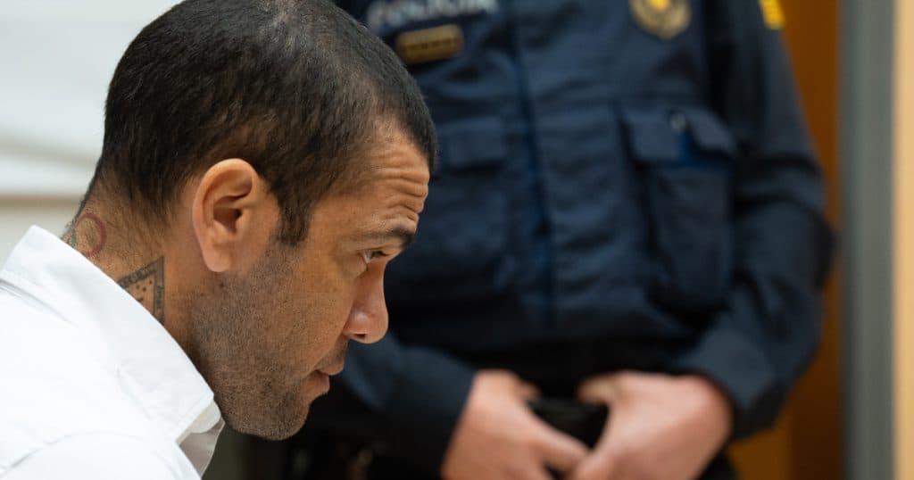 Justiția din Spania anulează condamnarea pentru viol în cazul lui Dani Alves, fost jucător al echipei Barcelona.