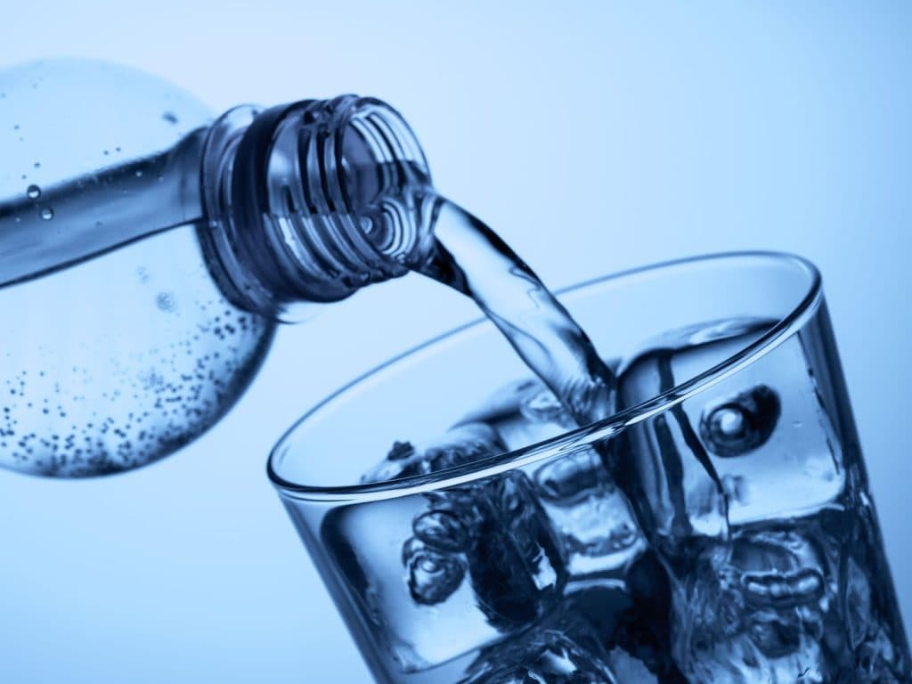 Ce riscuri pentru sănătate implică consumul de apă din sticle de plastic?