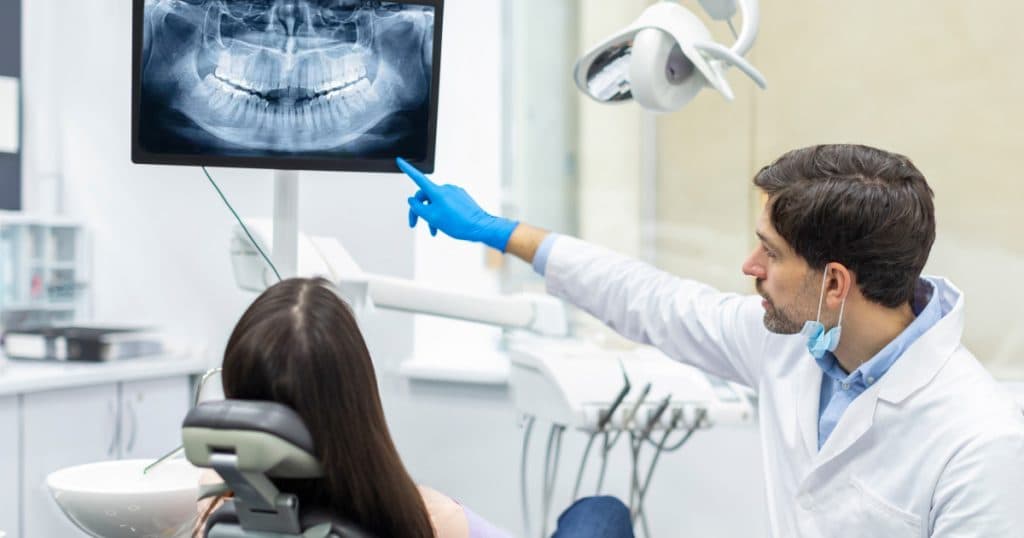 Lucrări dentare interzise în România. Opinia medicilor dentiști: „Încă mai există persoane care au aceste plombe. Trebuie îndepărtate”