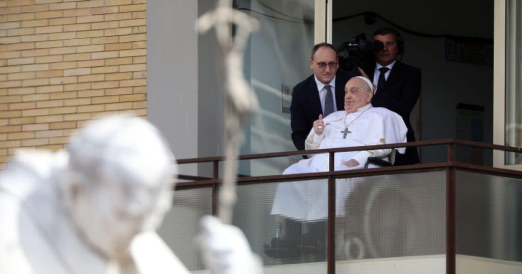Medicul care l-a îngrijit pe Papa Francisc afirmă că echipa a luat în considerare suspendarea tratamentului pentru a-i permite acestuia să decedeze. „A trebuit să facem o alegere.”