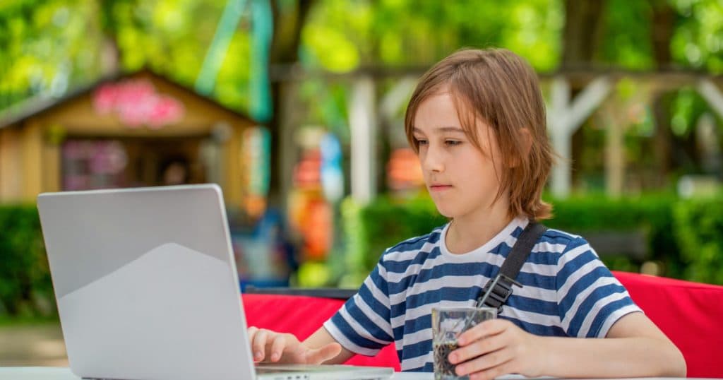 Orașul care vrea să restricționeze utilizarea calculatoarelor și tabletelor în învățământul primar la două ore pe săptămână.