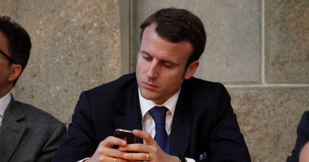„Noua diplomatie” a telefonului mobil. Cum evită Trump, Macron și Zelenski canalele oficiale de comunicare.