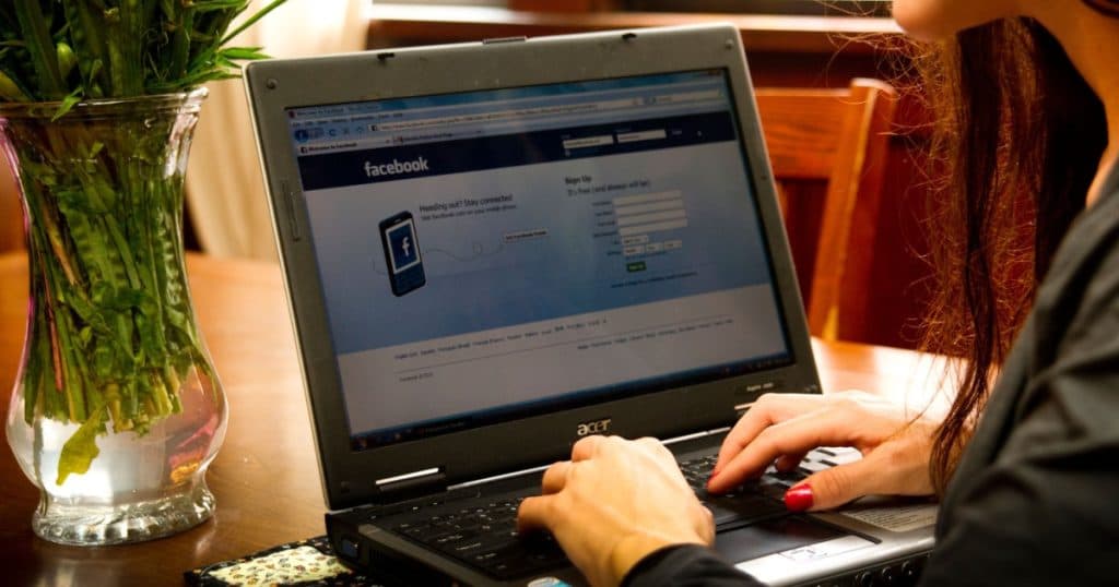 „Cartea unei foste angajate Facebook, care conține portrete ale conducătorilor companiei, generează controverse în SUA. Titlul: ‘Oameni nepăsători’”