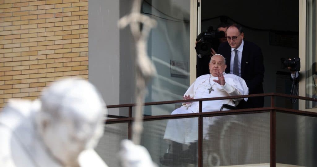 Papa Francis a fost văzut în public pentru prima dată după o perioadă de cinci săptămâni. Suveranul Pontif a fost externat din spital.