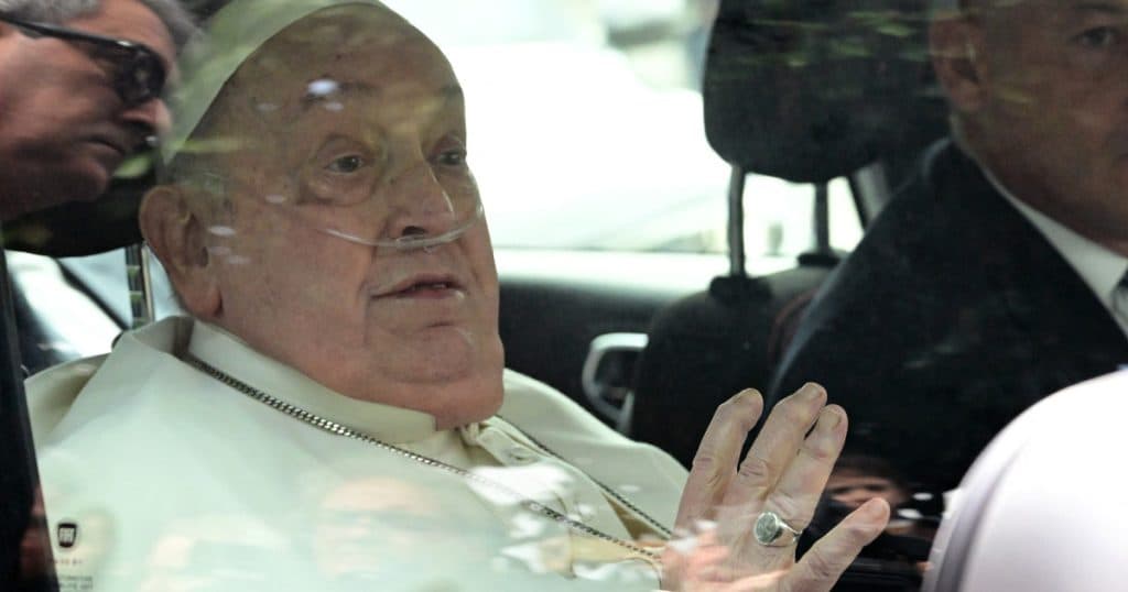 Papa Francisc s-a întors la Vatican după ce a fost văzut la balconul spitalului din Roma. Care este starea Suveranului Pontif?