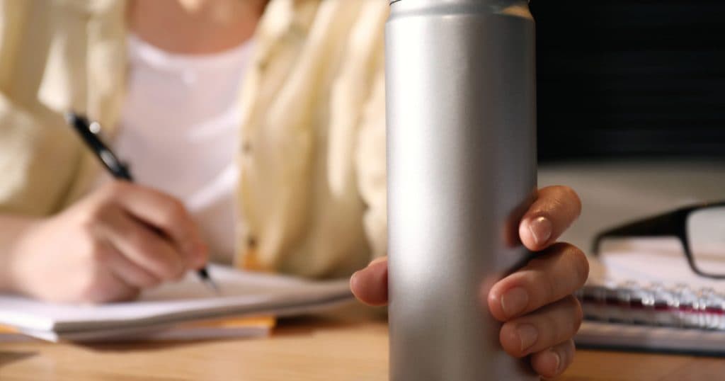 Riscurile asociate cu dozele de energizant: Impactul asupra creierului adolescenților