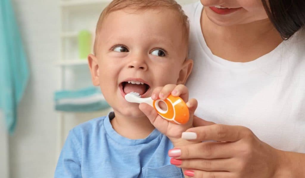 Mai mult de 40% dintre copiii din România încep periajul dentar prea târziu, în timp ce 52% dintre aceștia consumă dulciuri zilnic. Ce măsuri ar trebui să ia părinții în aceste cazuri?