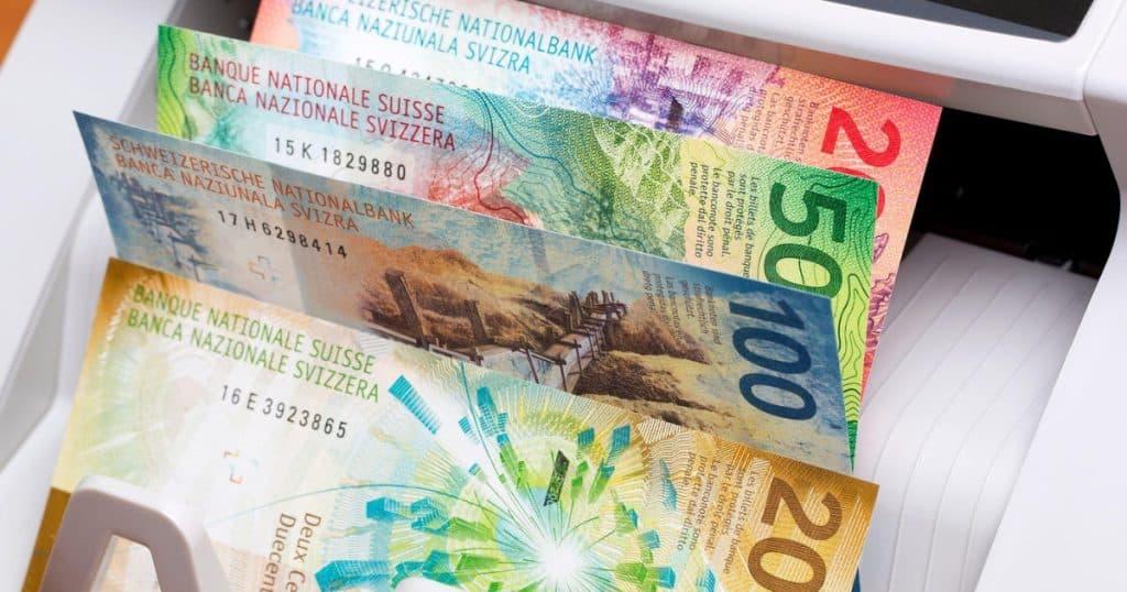 Plata în numerar, pe cale să devină lege în Elveția. Parlamentarii votează pentru protejarea bancnotelor în fața plăților electronice.